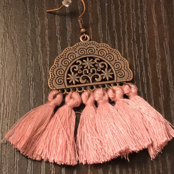 🆕Mauve Boho Fringe Earrings - Picture 2 of 4
